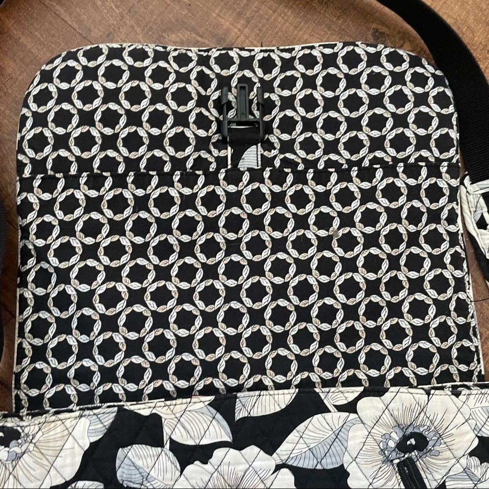 🎉🛍❤️HOST PICK!!🎉❤️🛍Vera Bradley black white messenger bag - Picture 4 of 6